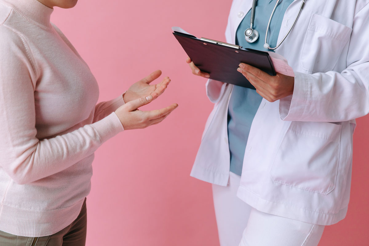 Le médecin traitant rappelle à un patient ses droits selon la disposition de la loi Kouchner