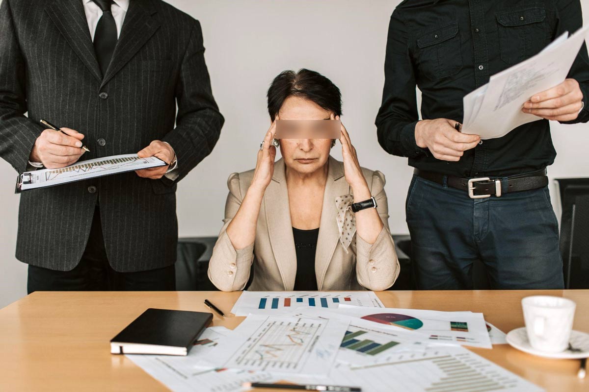 Une victime de burn out entouré du médecin expert de l'assurance et du médecin expert de la victime