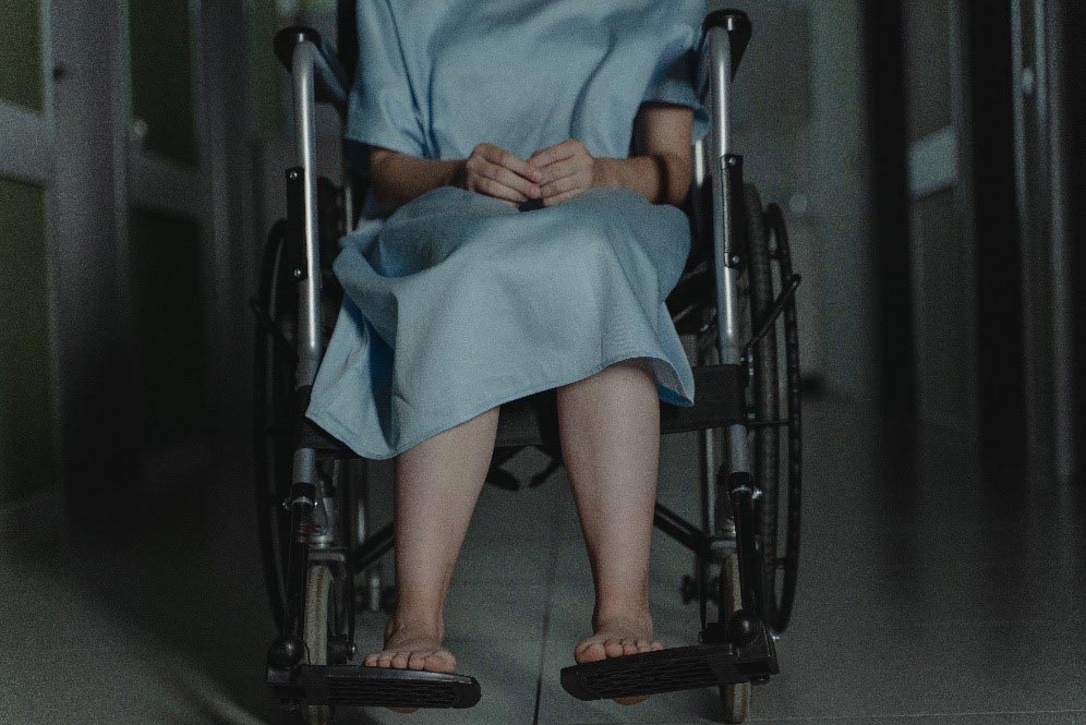 Une victime quadriplégique assise dans un fauteuil roulant